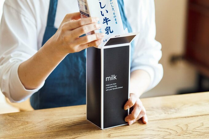 牛乳を入れる画像