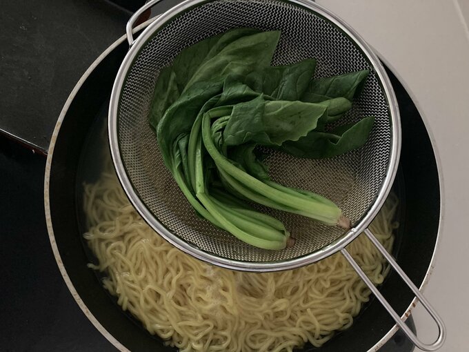 蒸し上がったホウレンソウ