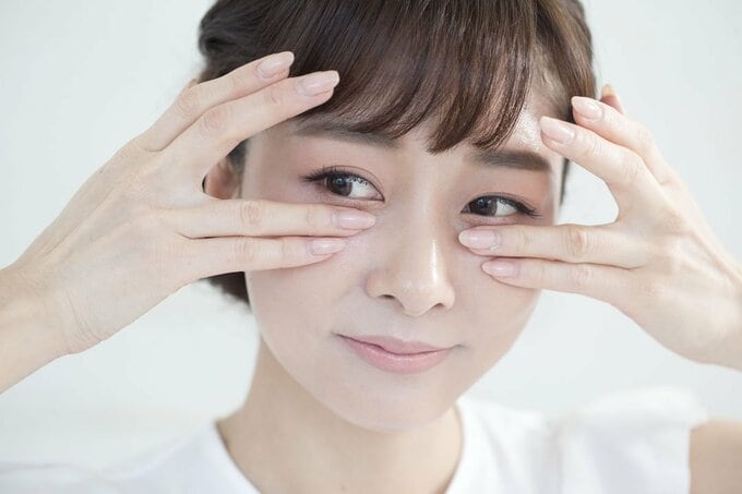 薬指小指を目の下に