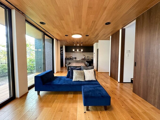 リビングのソファと窓