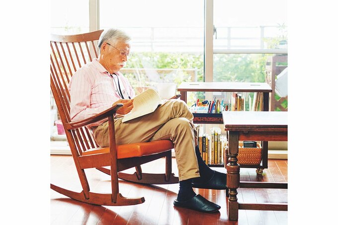ロッキングチェアに座る老父