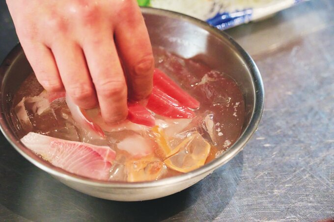 氷水でお刺身を洗っている様子