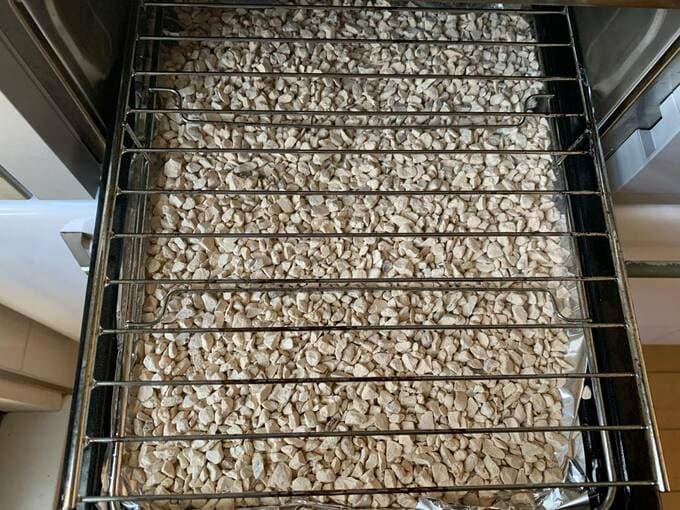 石の下にアルミホイルを敷いた状態