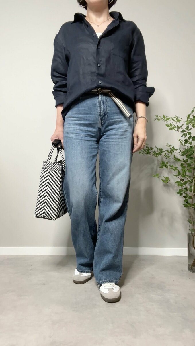 ネイビーシャツ×ワイドストレートジーンズ