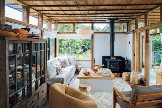 ソファに座ると庭の緑も海も眺められる開放的なリビング