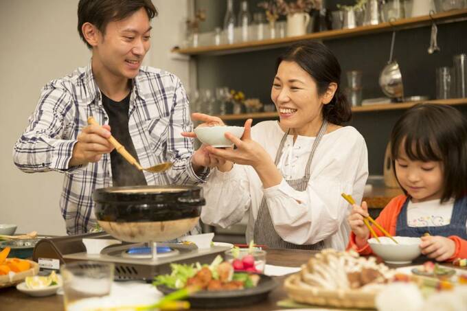 お鍋を囲む家族