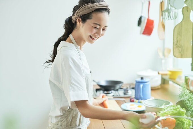 笑顔で料理をする女性