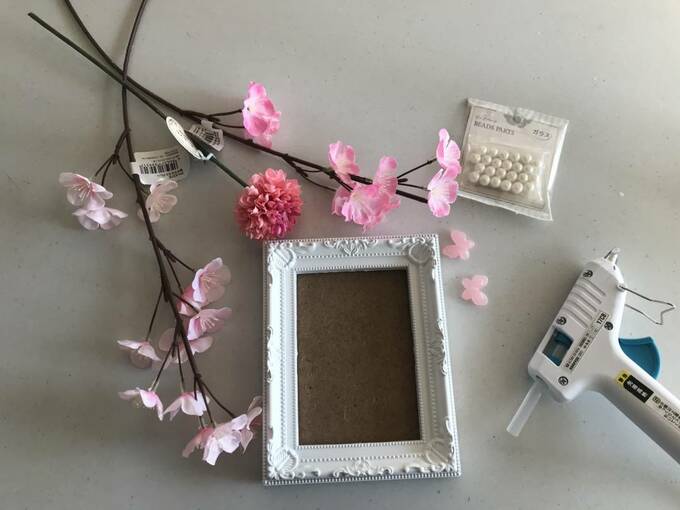 手のひらサイズのフォトフレームに、桜の造花を2本+αぐらいが目安