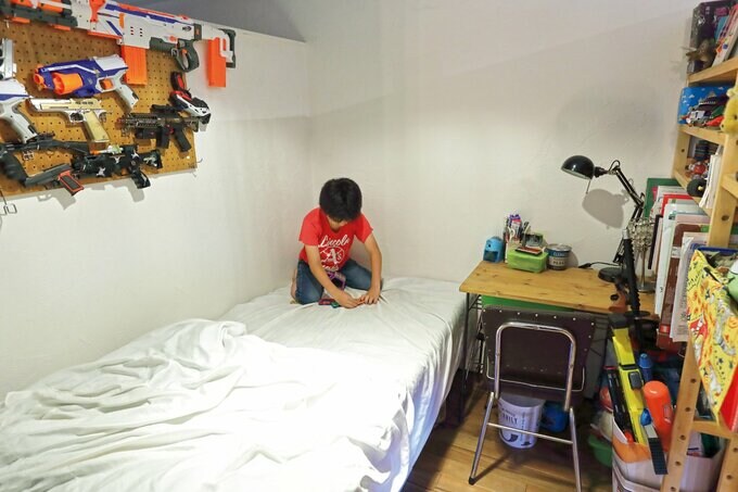 子ども部屋でくつろぐ長男