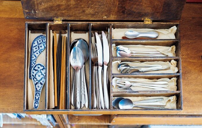 娘が小さかったころと比べて来客が減ったのでお客様用は処分。今は家族分と少しの予備だけに。ステンレスのスプーンとフォ ークは、おもに「ラッキーウッド」のもの。ラーメンなど、麺類を食べるときに使うれんげはタイの市場で購入。