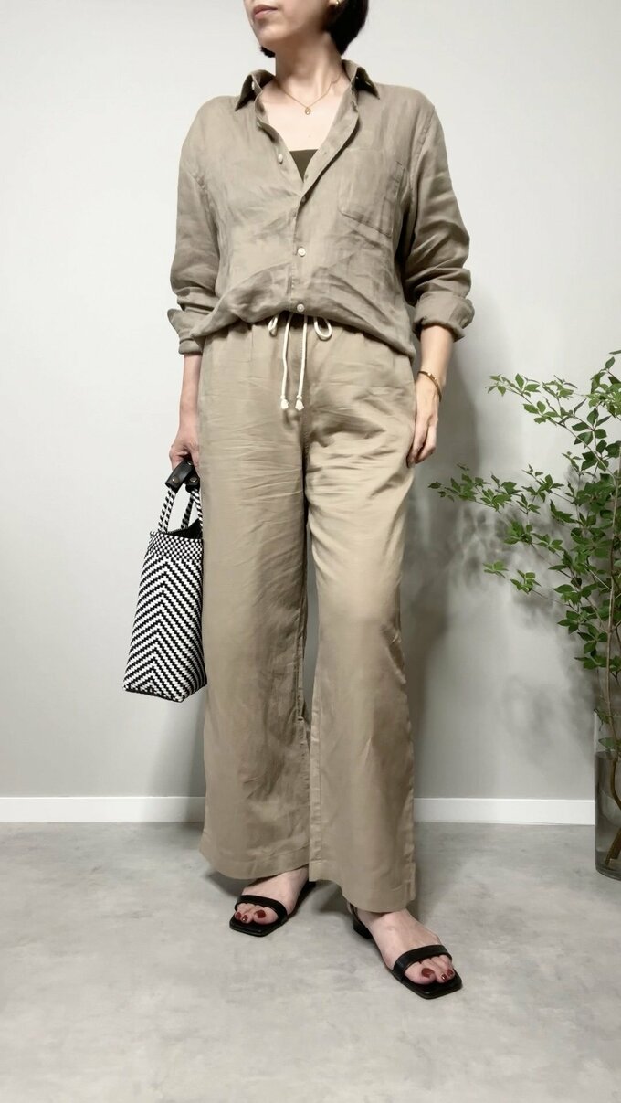 リネンパンツを合わせてセットアップ風ベージュコーデ