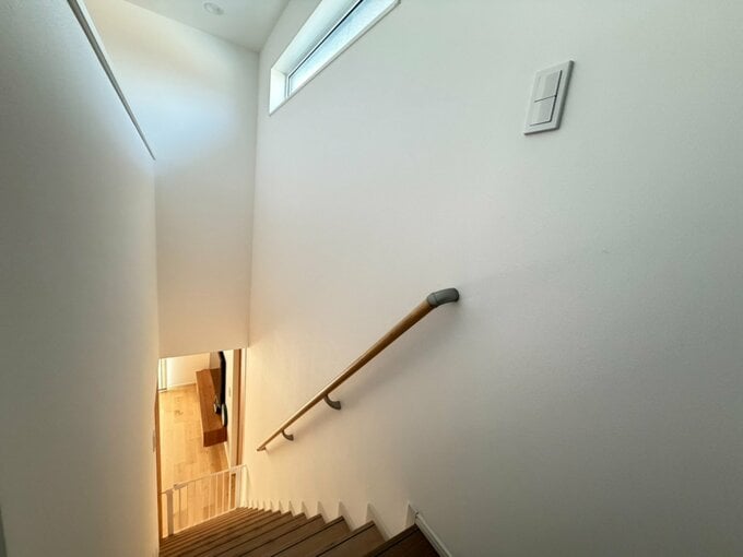 2階から見た階段と窓