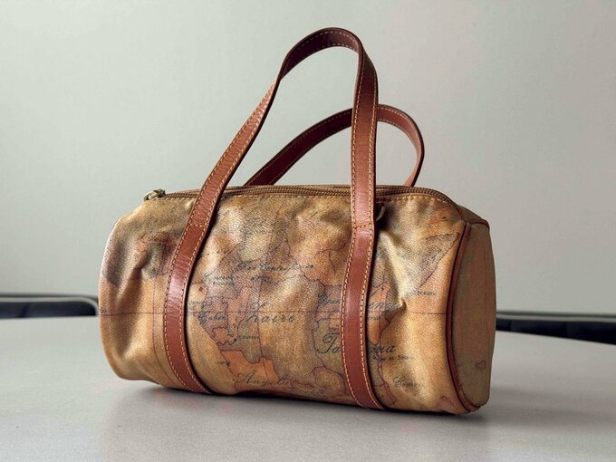 地図が描かれたバッグ