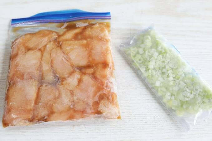 保存袋にお肉とネギ
