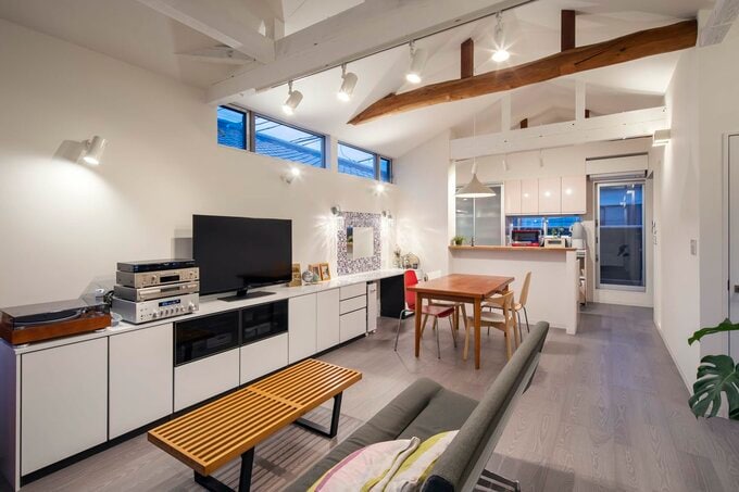 スポットライトで天井面を照らす