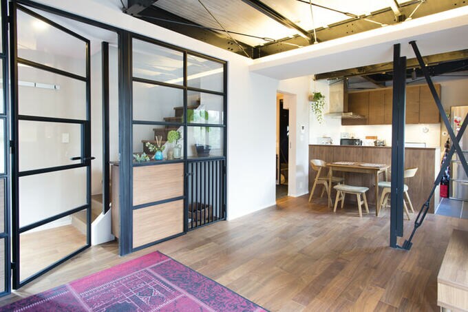 ガラス建具がアクセントのLDK