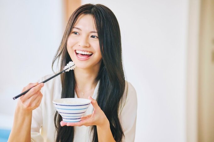 白米を食べる女性