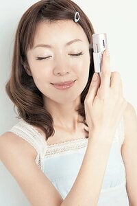 メイクした肌の上からモバイルミストを当ててメイクを肌にフィットさせる