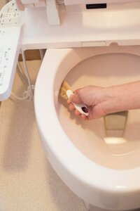 ＜トイレ　便器＞フチ裏の狭い部分にぴったりサイズの小ブラシ