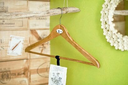 お店みたいに上着やバッグをキープなど！ゲストに喜ばれるおもてなしアイデア