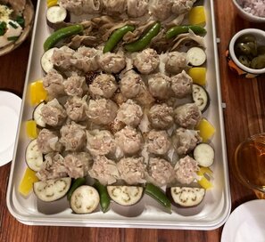 蒸し器なしでつくれる簡単シュウマイ。ホットプレートなら一気に完成！