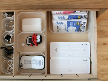 100円のケースですっきり小分け！テレビボードが外出グッズの収納棚にぴったり
