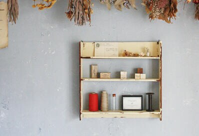 100均の板材を組み合わせるだけ！「壁掛けディスプレイラック」をDIY