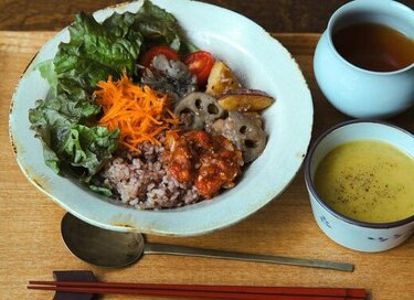 50代の「リアルなごはん」。おかずは週2回つくりおき、玄米ごはんと総菜をワンプレートに盛り合わせる