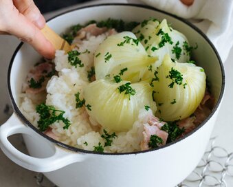 長谷川あかりさんに教わる“新タマネギ”の炊き込みごはん。優しい甘さがしみわたる