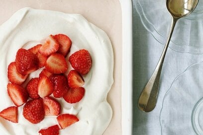 混ぜて冷やすだけの「イチゴのレアチーズケーキ」。ほうろうバットが大活躍！