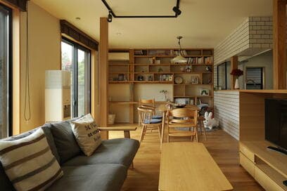 【戸建てリノベ事例】キッチンから見える位置に子どもの遊び場。家族の気配を感じられる家。