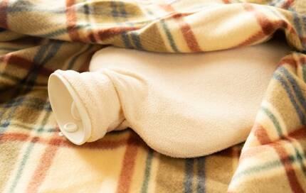 寝るときに湯たんぽは○、靴下は×。体を温める正しい方法