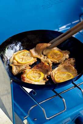 漬けて焼くだけ「豚ロースのレモンジンジャーグリル」。おうちで気軽にキャンプ気分
