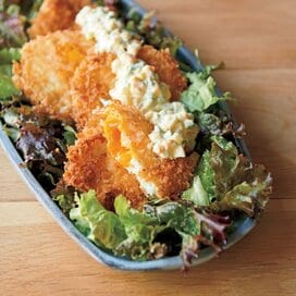 家政婦・志麻さんの卵フライ。アツアツの半熟卵に自家製タルタルをたっぷりと