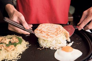 麺の上に生地と野菜を重ねる