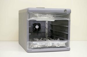 【3】奥に設置されたファンを回して、空気を循環させ、脱臭アイテムに臭気を吸わせる。(空気が逃げないよう、正面にはプラスチックの板を設置)