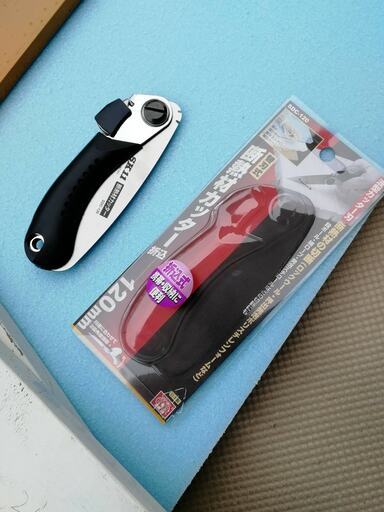 断熱材と断熱材カッター