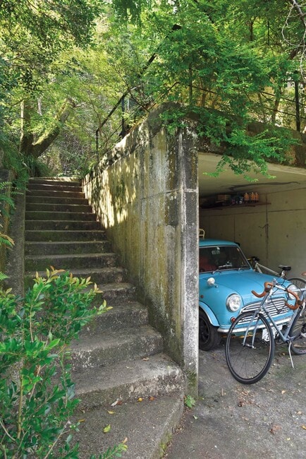 階段の先に玄関が続く