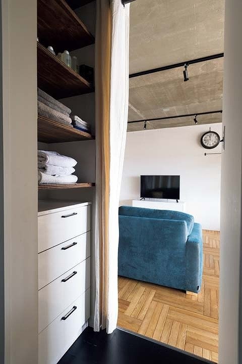 洗面室入口のオープン収納