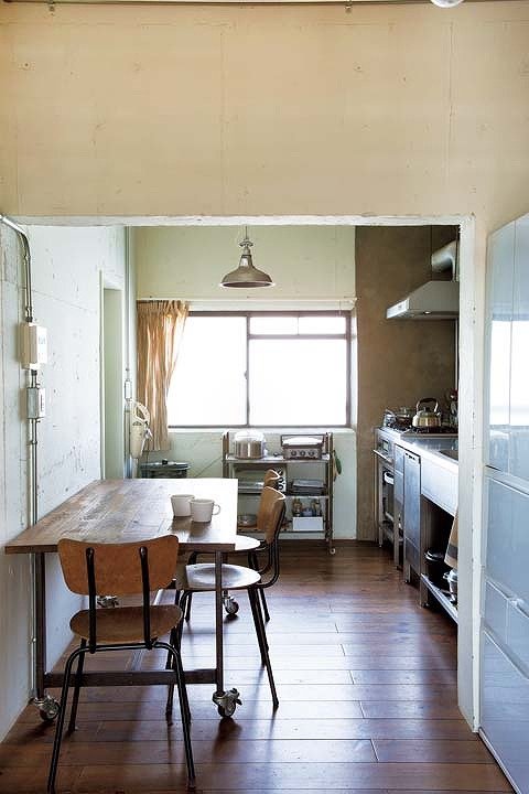 使用する色を厳選したダイニングキッチン