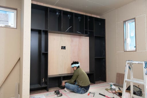 収納付きTVボードを取り付けている様子