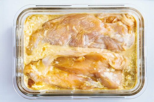 耐熱容器に入れられた鶏胸肉