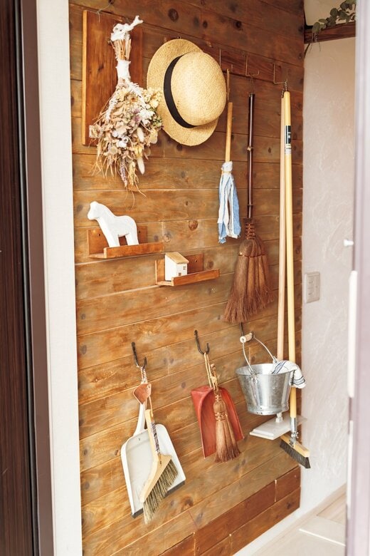 おしゃれな掃除グッズを飾るようにかけてある壁