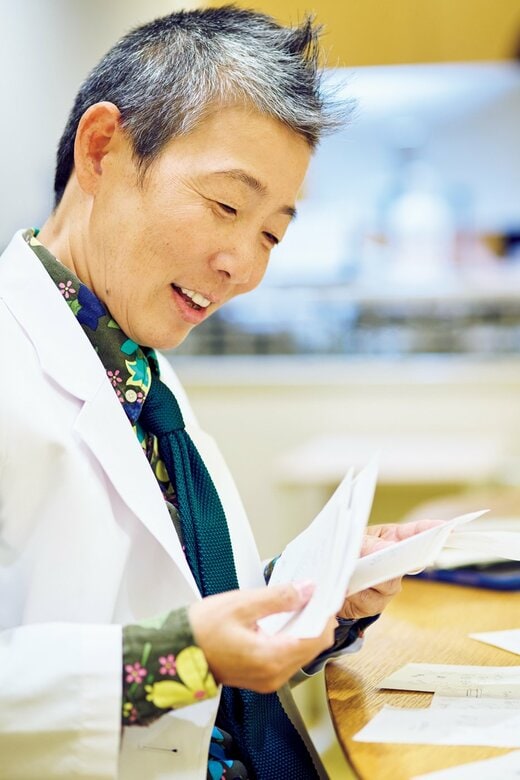 高尾美穂先生が記録を振り返る様子