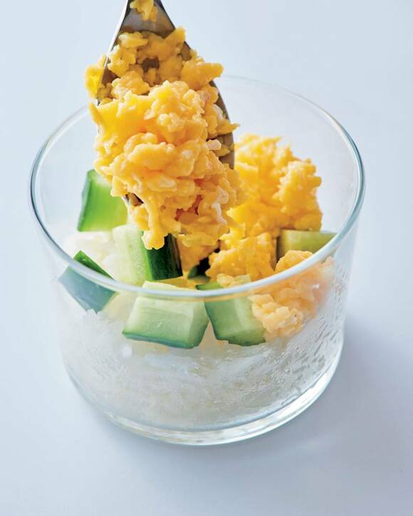 きゅうりの上に卵をのせる