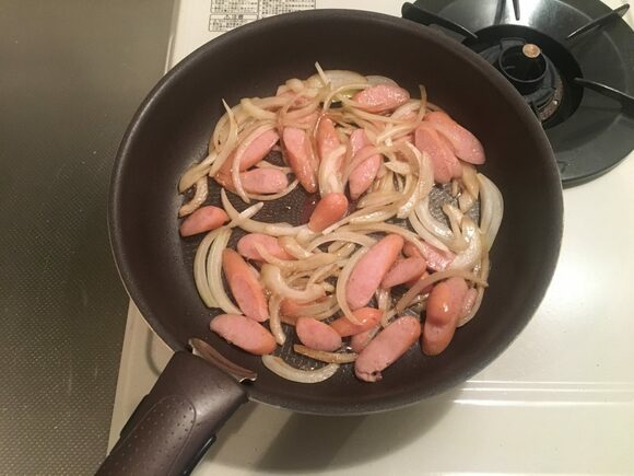 フライパンにバターを中火で熱して溶かす