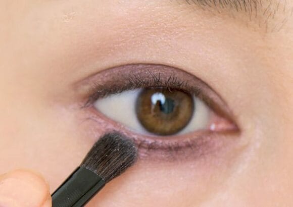 ブラシでなじませる