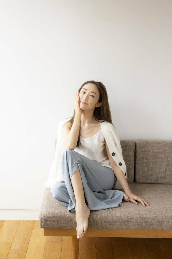 ソファに座る女性