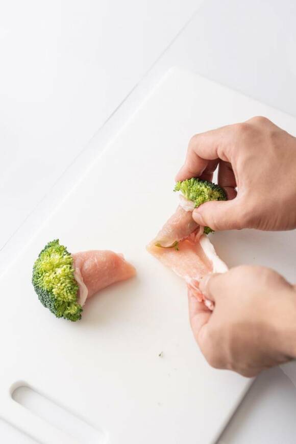 ブロッコリーに豚肉を巻く