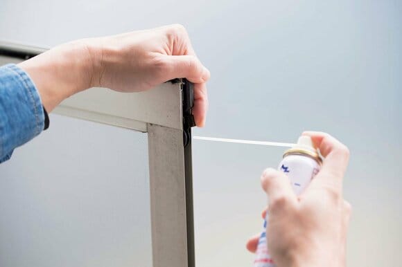 網戸を外して戸車に入ったホコリを取る